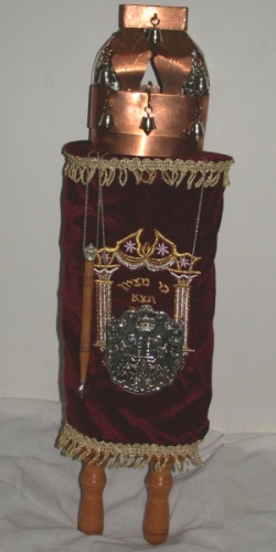 Picture of Torah with crown